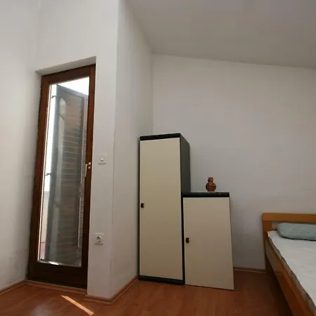 Mandre 6473b Apartment Pag Town